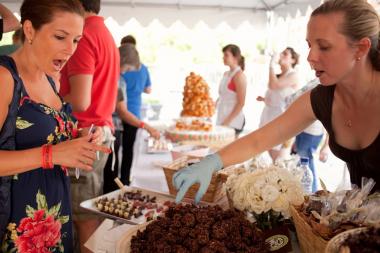  A vendor serves up treats at a previous Taste of LIC event. 